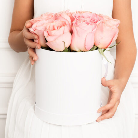 15 нежно-розовых роз в шляпной коробке