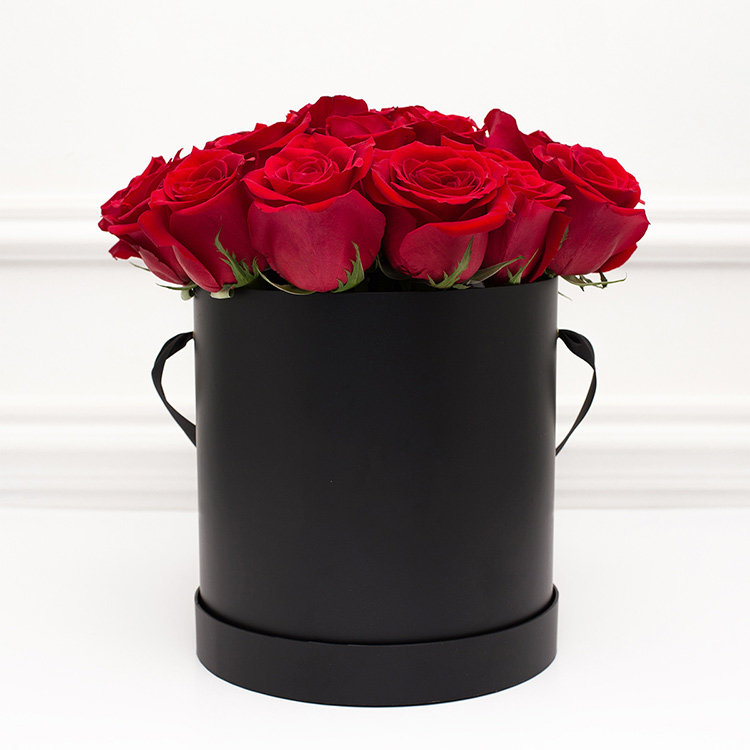 23 красных роз в черной коробке