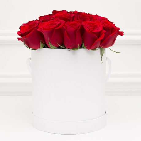 25 красных роз в белой коробке