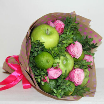 Букет из фруктов и розовых роз