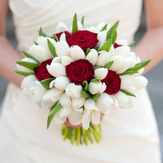 Букет невесты из красных роз и тюльпанов