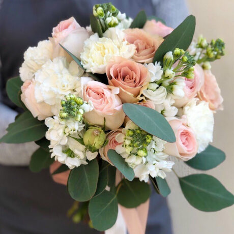 Букет невесты из роз и белых гвоздик