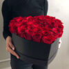 Красные розы в коробке в виде сердца