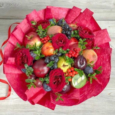 Букет из фруктов и красных роз