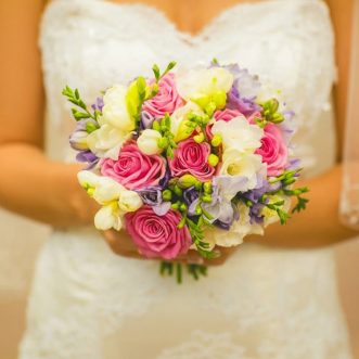 Букет невесты из 11 роз и фрезии