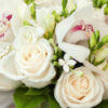 Букет невесты из белых роз и орхидей (вблизи)