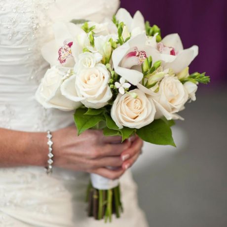 Букет невесты из белых роз и орхидей