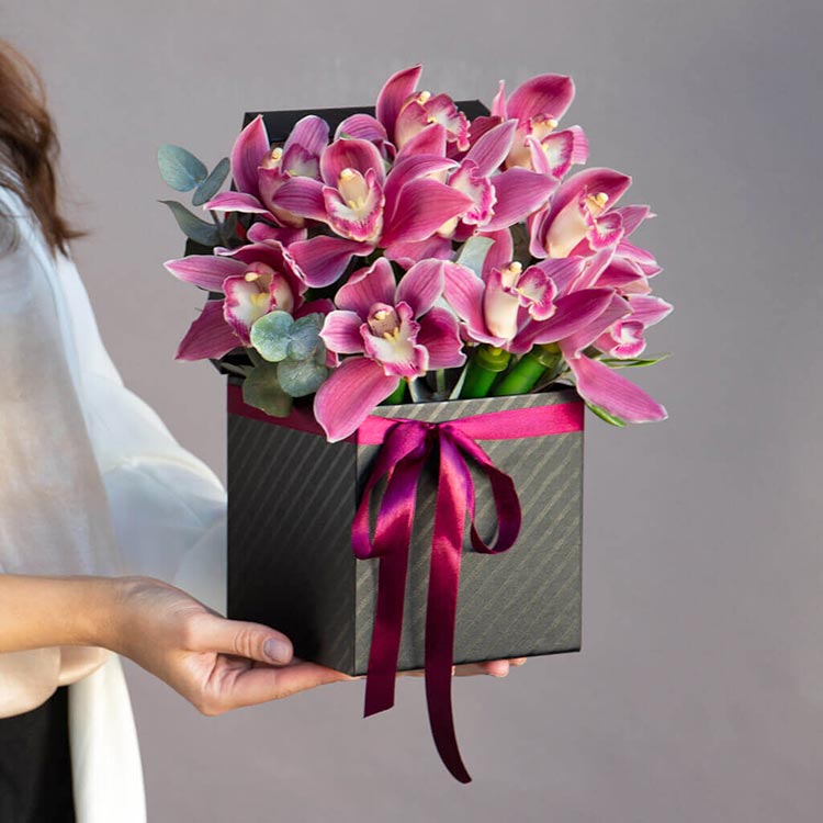 11 розовых орхидей в коробке