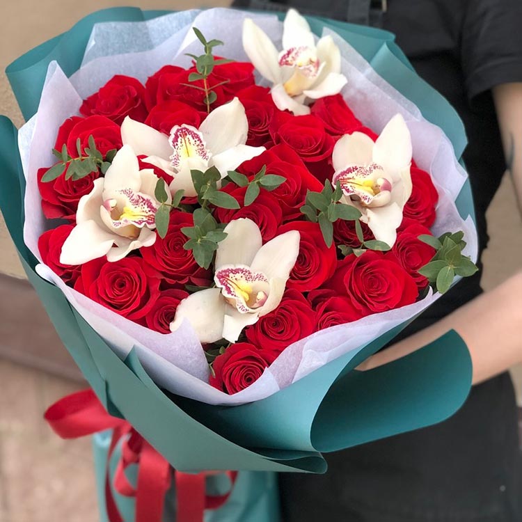 Букет из 25 красных роз и орхидей
