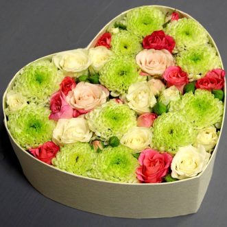 Хризантемы и розы в коробке в форме сердца