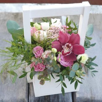 Кустовые розы и орхидея в деревянном ящике