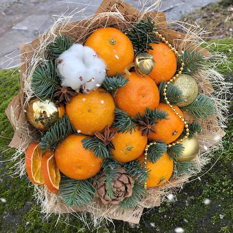 Новогодний букет их мандаринов и шаров