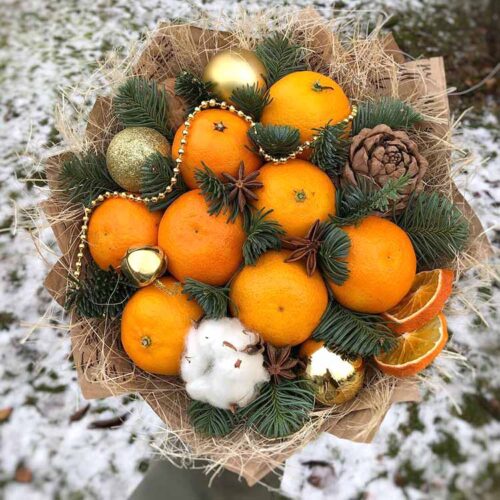 Новогодний букет их мандаринов и шаров