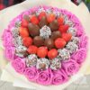 Букет из клубники в шоколаде и розовых роз