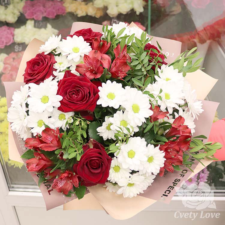 Букет из красных роз и белых хризантем