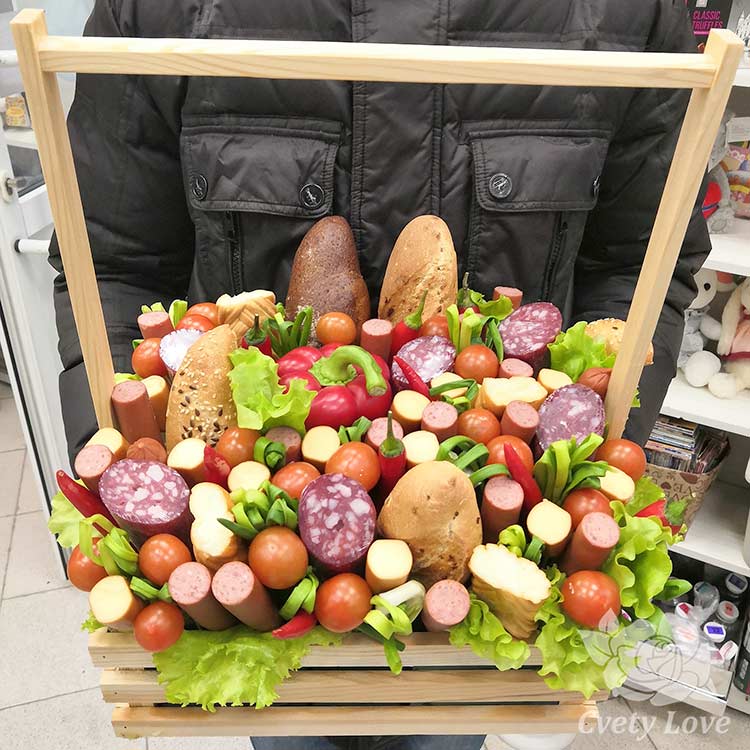 Колбаса и овощи в деревянном ящике