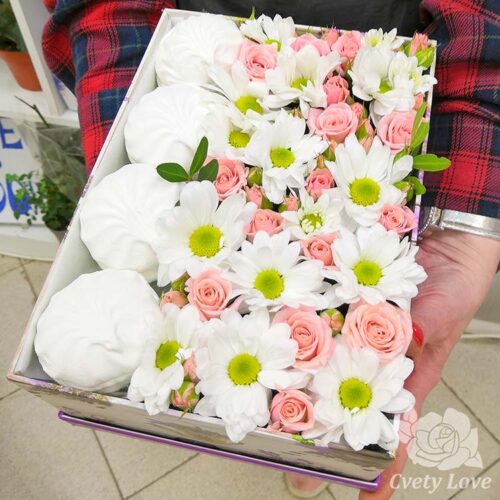 Зефир, кустовые розы и хризантемы в коробке