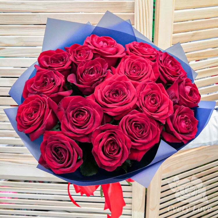 Букет из 17 красных роз в корейской пленке