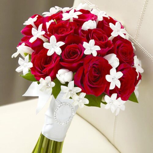 Букет невесты из красных роз и белых тюльпанов