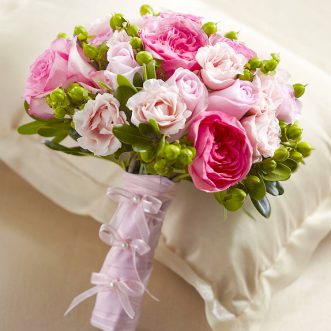 Букет невесты из пионовидных и кустовых роз