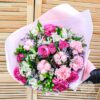 Букет из розовых роз, гвоздик и белой альстромерии