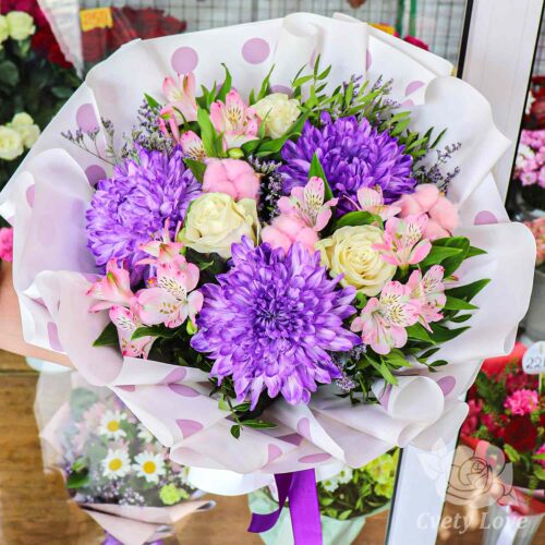 Букет из фиолетовых хризантем, роз и альстромерий