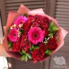 Букет из красных роз, гвоздик и хризантем