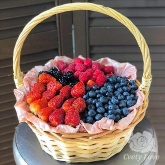 Сладкие ягоды в корзине