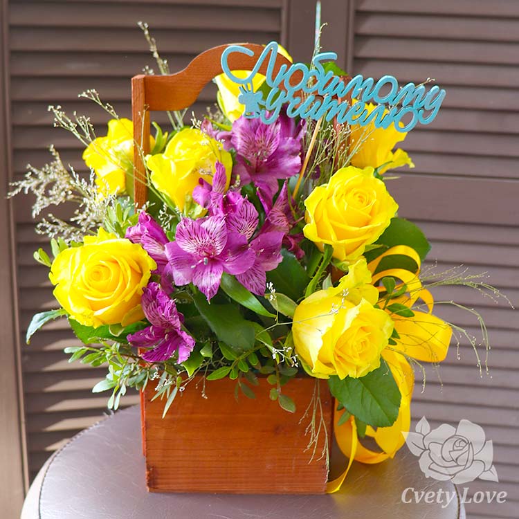 Желтые розы и альстромерии в ящике для учителя