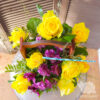Желтые розы и альстромерии в ящике для учителя