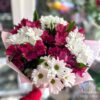Букет из белых хризантем и розовых альстромерий