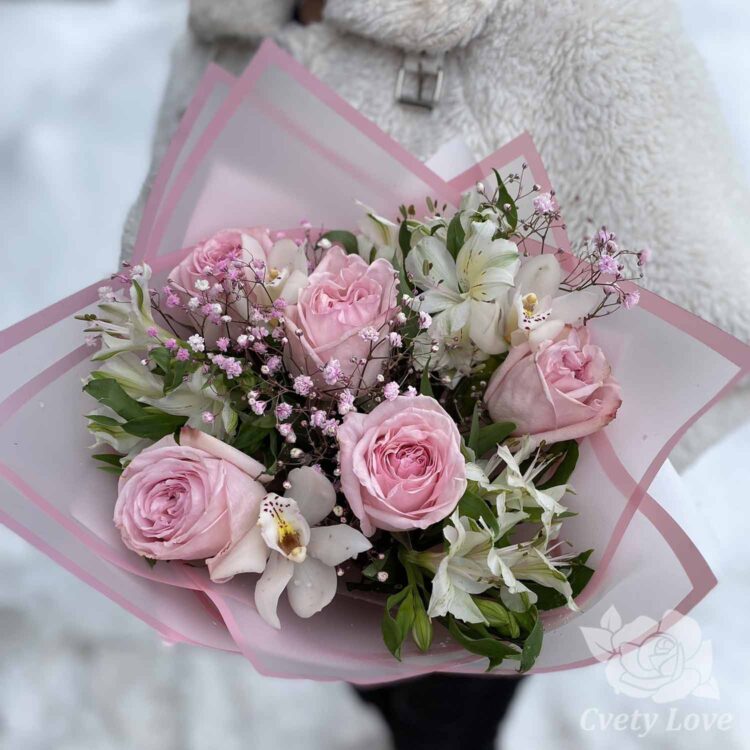 Букет из розовых роз, альстромерий и орхидей