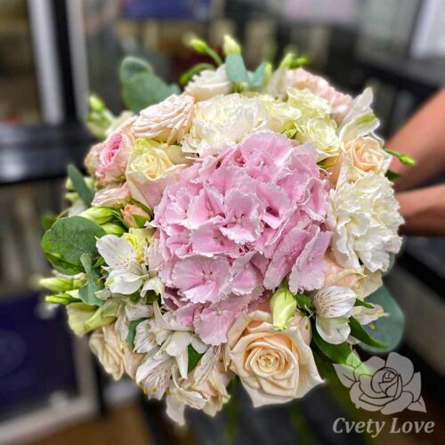 Букет невесты из гортензии, роз и эустом