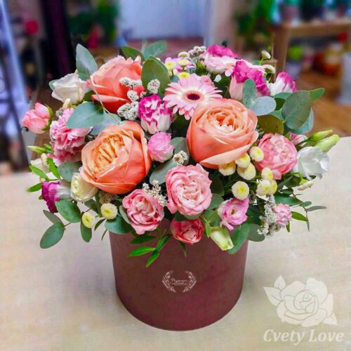 Пионовидные розы, эустомы и хризантемы в коробке