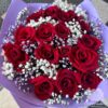 Букет из 15 красных роз и гипсофилы
